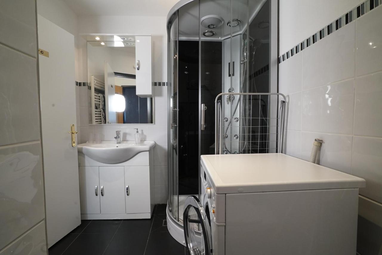 Stylish & Spacious Apartment With Patio シュタムス エクステリア 写真
