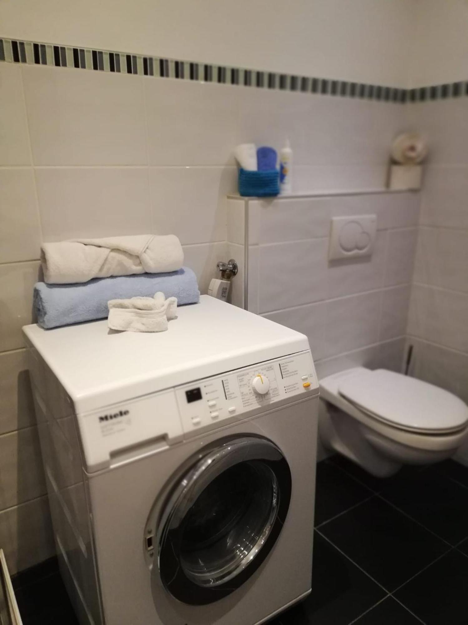 Stylish & Spacious Apartment With Patio シュタムス エクステリア 写真