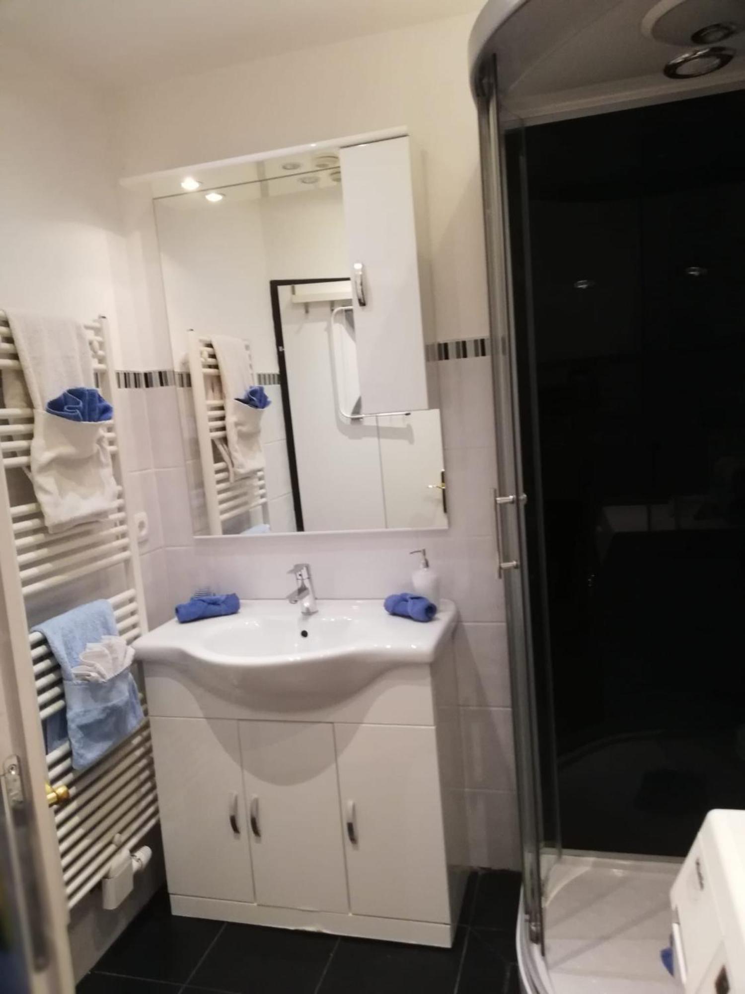Stylish & Spacious Apartment With Patio シュタムス エクステリア 写真